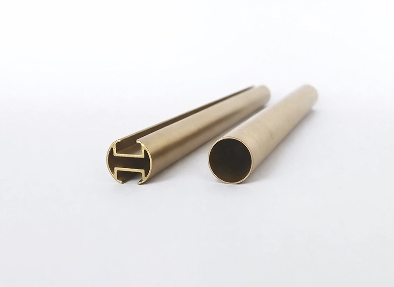 Porovnanie drážkovej a klasickej garníže s detailom profilov závesových tyčí