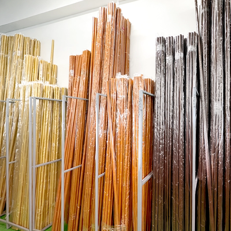 Bare din lemn în diferite variante de culori de lemn, aranjate în depozit