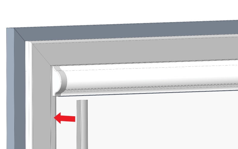alinierea șinei de ghidaj cu îmbinarea dintre bagheta de fixare a geamului și rama cercevelei