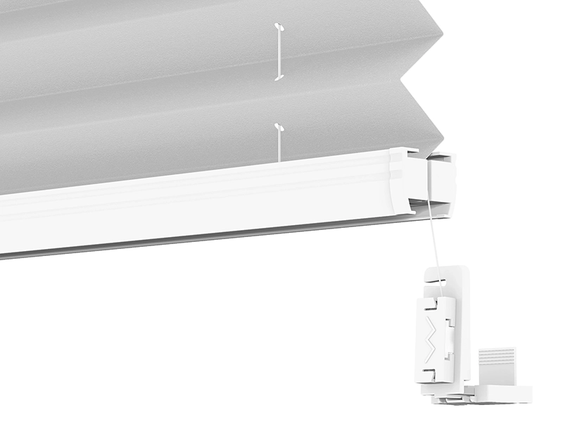 Roletă plisse fixată fără șuruburi cu ajutorul unui suport tip clemă pe rama ferestrei.