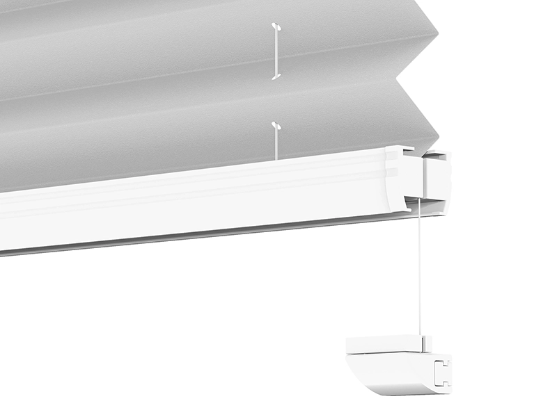 Roletă plisse fixată pe rama superioară a ferestrei cu ajutorul unui suport solid de montaj pe ramă.