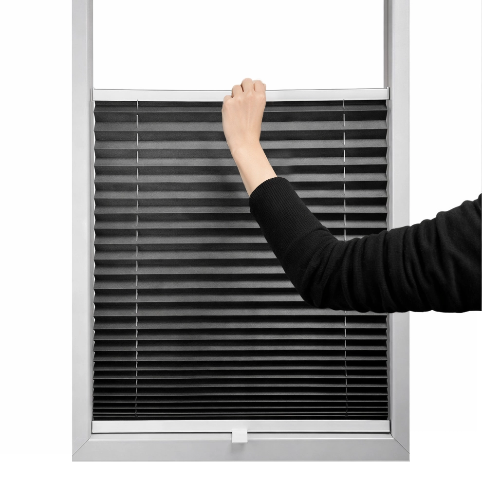 Cu mâna se mișcă roleta plisse de jos în sus pentru reglarea luminii și a intimității.