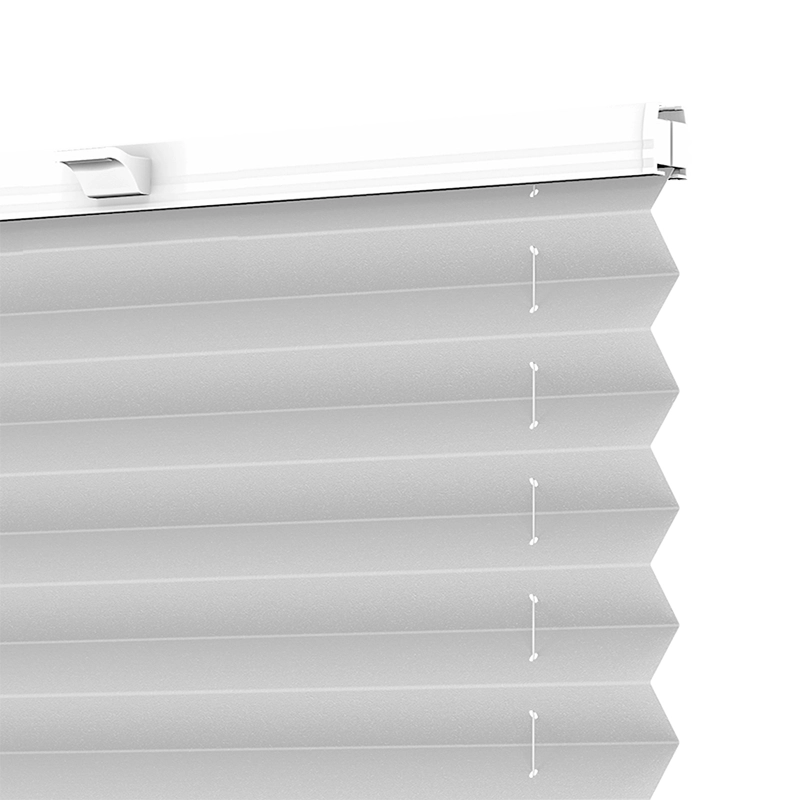 Roletă plisse fabricată la comandă, cu pliuri fine, care permite reglarea fluentă a luminii în interior